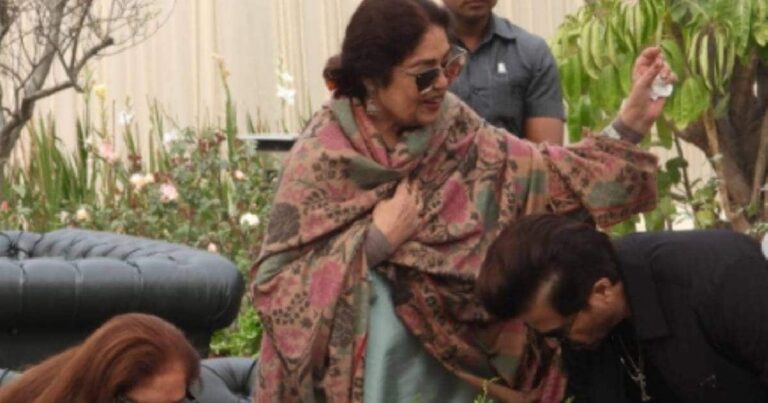 Anil-Kapoor-touches-Kirron-Kher-FEET-2024-02-05cad7d713d311e4d02dc313e0bc61f0-16x9.jpg